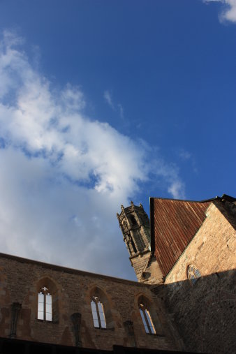 Kirchenruine unter blauem Himmel.