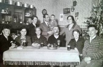Foto: Gabriele Brand: Familientreffen, Weihnachten um 1930 © Gabriele Brand Familienfoto in Schwarz-Weiß