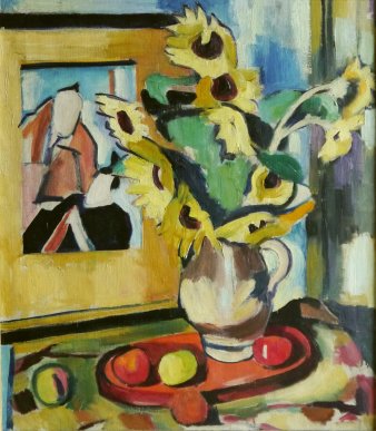 Gemalte Sonneblumen stehen in einer Vase auf einer Kommode, davor liegen Äpfel, dahinter hängt ein Bild