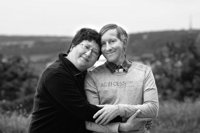 Schwarz-weißes Bild von einem Mann und einer Frau