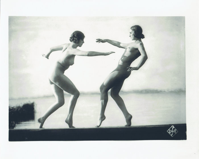 Wege zu Kraft und Schönheit (Ufa, 1925): Szenenfoto mit einer Übung aus der Deutschen Mensendieck-Gymnastik Zwei nackte Damen.