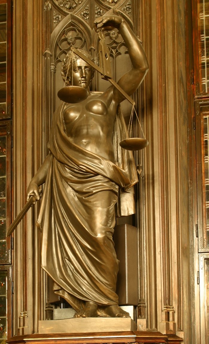 Justitia, im Erfurter Rathausfestsaal, ist die Personifikation der Gerechtigkeit; während sie in der alten römischen Mythologie für die ausgleichende Gerechtigkeit steht und damit in Darstellung und Wesen eng mit der Aequitas verwandt ist Symbolskulptur