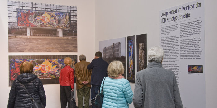Besucher einer Ausstellung