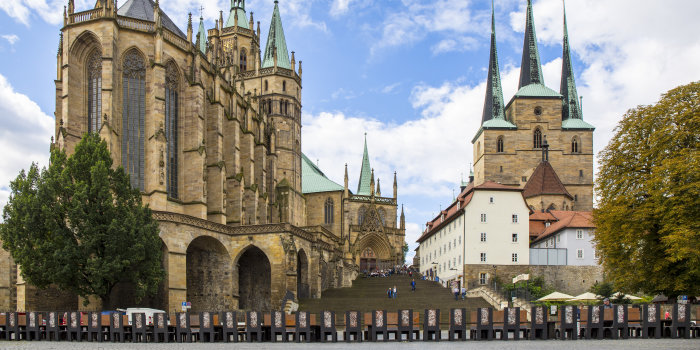 Foto: An drei Abenden wird die Tafel zum Spielort eines der komplexesten Werke der Gegenwart © Stadtverwaltung Erfurt / M. Sauerbrey Stühle vor dem Dom-Ensemble.