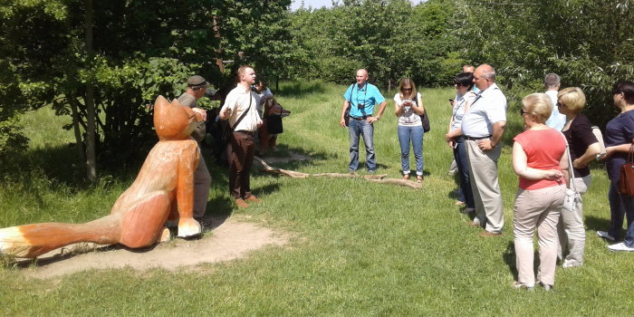 Foto: Umweltbildung für Kinder ist auch in Weißrussland peplant: Gestern besuchte eine Delegation die Erfurter Fuchsfarm © Stadtverwaltung Erfurt Menschengruppe diskutiert im Grünen.