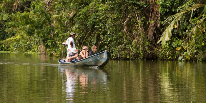 Foto: Um Costa Rica geht es in einem Ländervortrag an der Volkshochschule Erfurt © Roland Adlich Boot auf einem See.