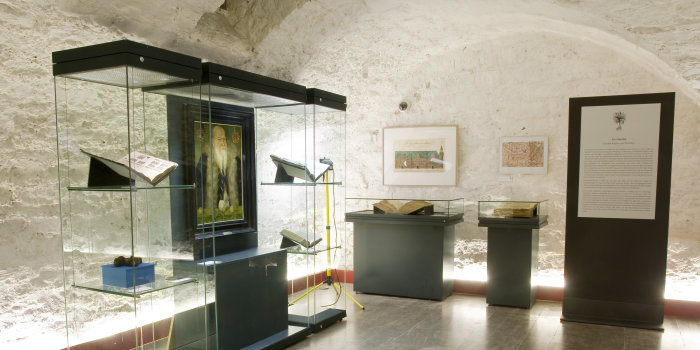 Foto: Sonderausstellung "'Geld stinkt nicht': Erfurt und der Waidhandel" © Stadtverwaltung Erfurt / D. Urban Ausstellungsvitrinen.