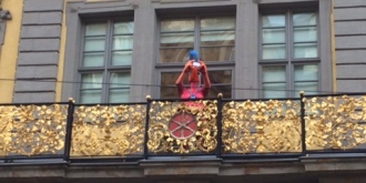 Temporäre Kunst auf dem Balkon des Angermuseums