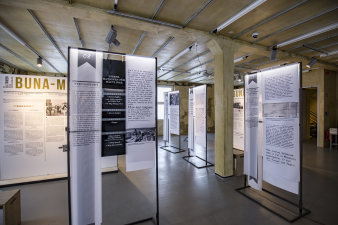 Fahnen und Plakate einer Ausstellung