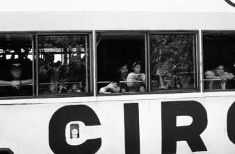 Foto mit Menschen, die aus einem Busfenster schauen