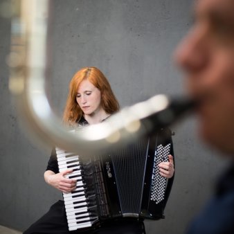 Foto: Susanne Stock, Akkordeon © Susanne Stock Eine Frau mit einem Musikinstrument