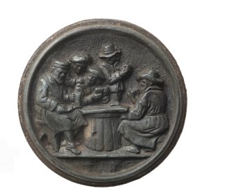 Ein Bierdeckel auf dem fünf Männer mit Bierkrügen um einen Tisch sitzen