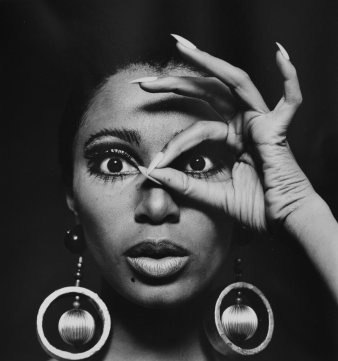 Foto: Charlotte March: Donyale, Goldohrringe, 1966 © Sammlung Schupmann, Charlotte March Nauaufnahme des Gesichts einer Frau mit auffälligen Ohrringen