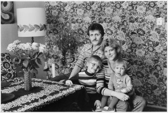 Schwarz-Weiß-Foto eines Mannes, einer Frau und zweier Kleinkinder