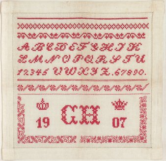 Foto: Stickmustertuch, dat 1907 © Stadtverwaltung Erfurt Weißes Tuch mit rotem Stickmuster