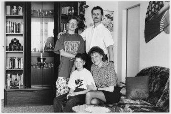 Schwarz-Weiß-Foto eines Mannes, einer Frau und zweier Teenager