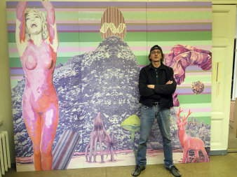 Bild: Lerz im Atelier mit dreiteiliger Farbstiftmalerei "Trash Inferno" von 2017 © C. W. Olafson + Lerz Ein Mann steht vor einem farbigen Bild