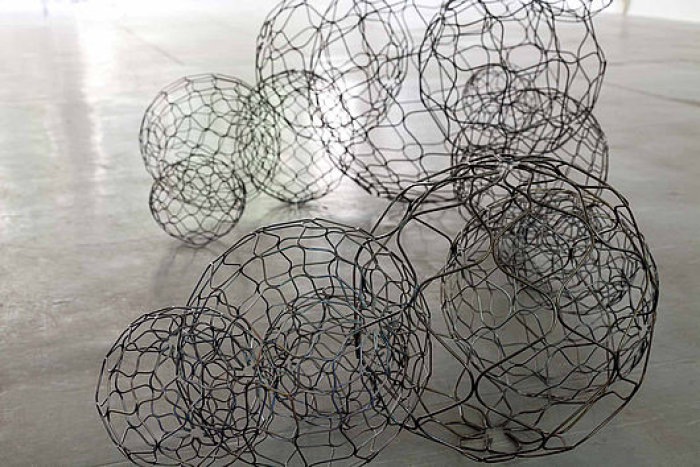 Hermann Beneke: Sphären, 2016, Stahldraht, H 60 x B 200 x T 150 cm Mehrere Kugeln, die aus Stahldraht geformt sind
