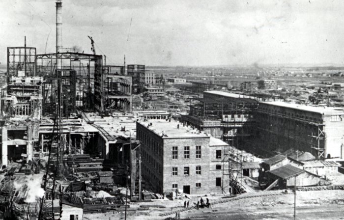 Kraftwerk der IG Auschwitz Schwarz-weiß Foto einer Großbaustelle