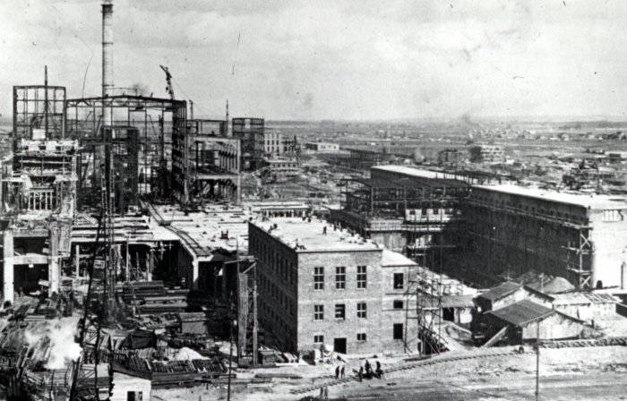 Schwarz-weiß Foto einer Großbaustelle