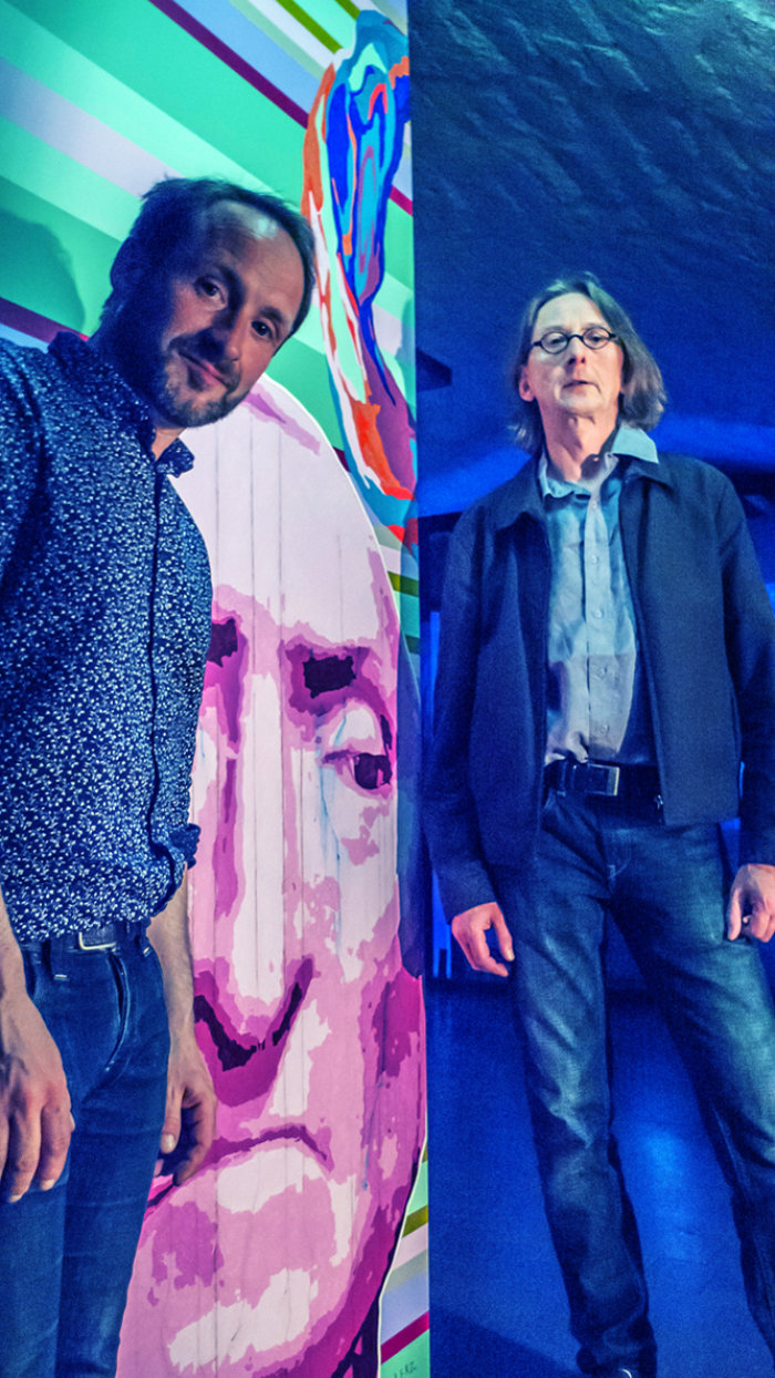 C. W. Olafson und Lerz in Videorauminstallation "Purgatorio Interferenza" 2016 Zwei Männer stehen neben einem Bild