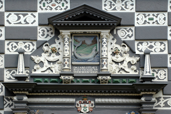Ausschnitt aus der Fassade des Stadtmuseums „Haus zum Stockfisch“ Blick auf einen Fisch, der eine Hausfassade verziert