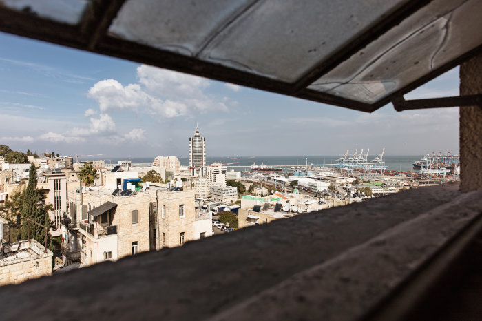Stadtpanorama Haifa vom Dach des Tailpot market Blick auf Dächer einer Stadt am Meer