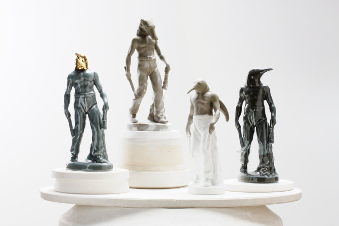 Alim Pash-Tan: Tehut und Apuat, 2017 Vier Porzellanfiguren, die ägyptische Götter darstellen