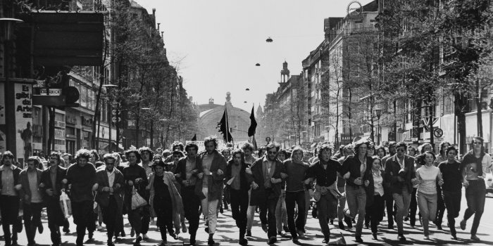 Foto: Barbara Klemm: Frankfurt, 1970 © Sammlung Schupmann Schwarzweißes Foto einer demonstrierenden Menschenmenge