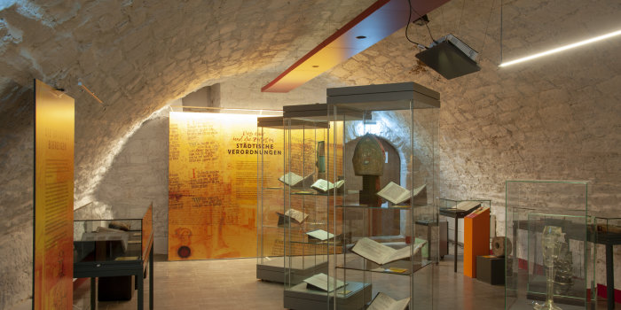 Foto: Blick in die Ausstellung "Erfurt und das Bier" © Stadtverwaltung Erfurt/Dirk Urban Vitrinen, in denen Bücher liegen