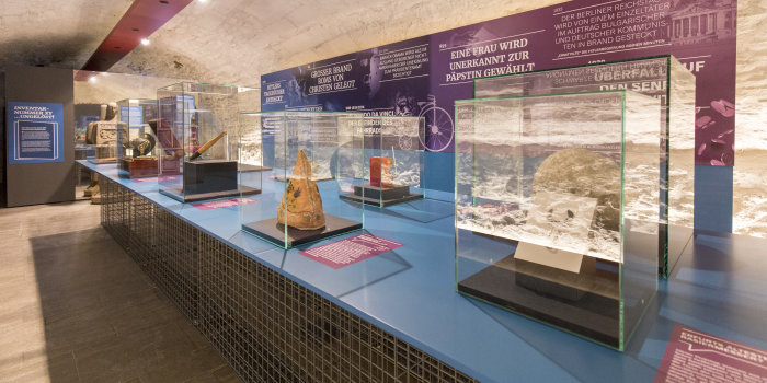 Foto: Blick in die Ausstellung „Fake News“ im Stadtmuseum © Stadtverwaltung Erfurt ein Raum mit Vitrinen und Tafeln