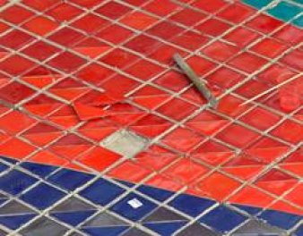 Mosaik aus Glasfliesen, von denen eine fehlt