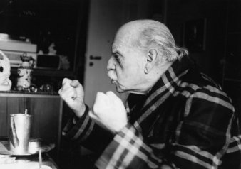 Schwarz-weiß Foto eines älteren Mannes