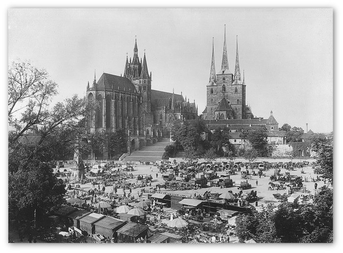 Wochenmarkt auf dem Domplatz, 1920 Schwarz-weiß Foto von Hütten, die auf dem Platz vorm Dom stehen