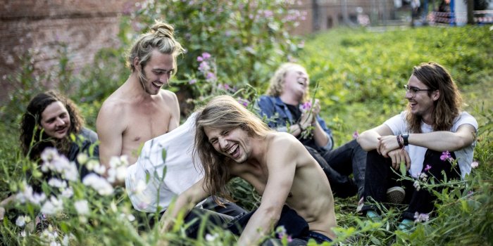 Foto: Franziska Barth: Zwischen allen Tagen © Franziska Barth Fünf Jugendliche sitzen im Gras und lachen