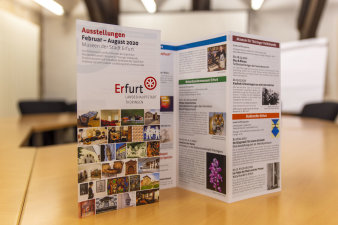 Foto: Veranstaltungsangebote 2020 © Stadtverwaltung Erfurt / M. Sauerbrey Präsentierter Programm-Flyer