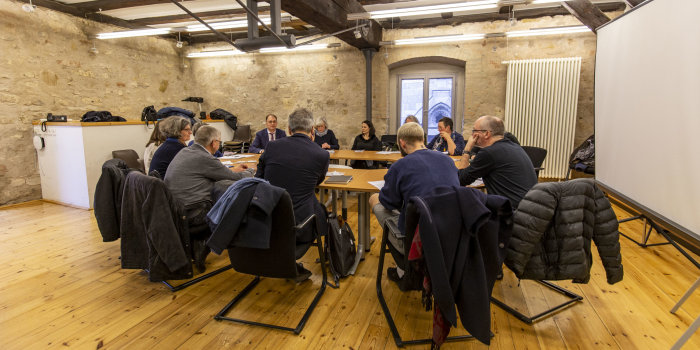 Foto: Pressegespräch Kulturdirektion © Stadtverwaltung Erfurt / M. Sauerbrey Menschen in Beratungsraum