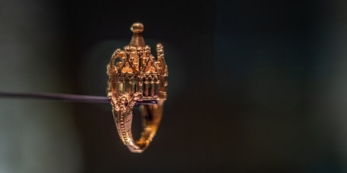 Ein kleiner Ring in Gold mit Aufsatz