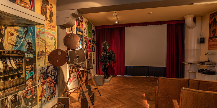 Raum mit Leinwand und Filmprojektor