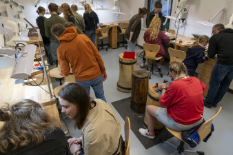 Besucher versuchen sich im Handwerk