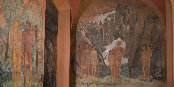 ausgemalter gewölbter Raum in ocker und braun Tönen