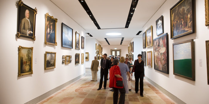 Besucher in einer Galerie