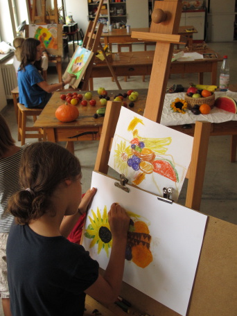 malende Kinder vor einer Staffelei 