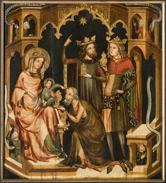 Links Maria mit dem Jesuskind, beide mit Heiligenschein. Rechts die drei Könige, die Geschenke darbieten. Um das Bild herum Spruchbänder.