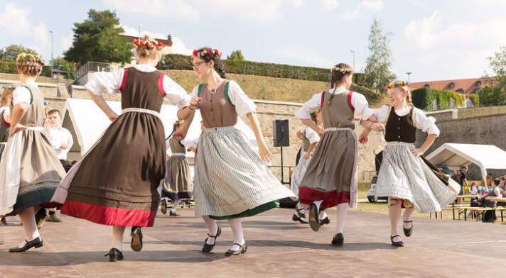 Junge Tänzerinnen vor der Mauer der Festwiese Petersberg