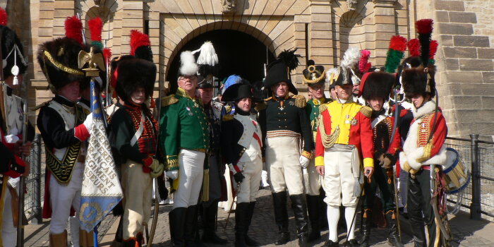 Darsteller Napoleon und Zar Alexander in Uniform sowie Miltär jener Zeit vorm Portal der Zitadelle Petersberg