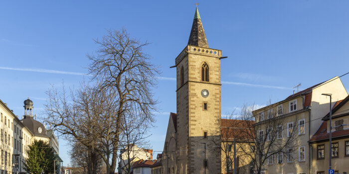 eine Kirche an einer Straße