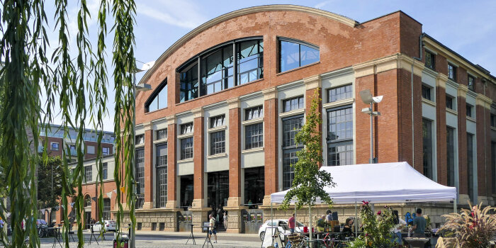 Foto: Zentralheize Erfurt © Stadtverwaltung Erfurt ein rotes Gebäude auf einem Platz