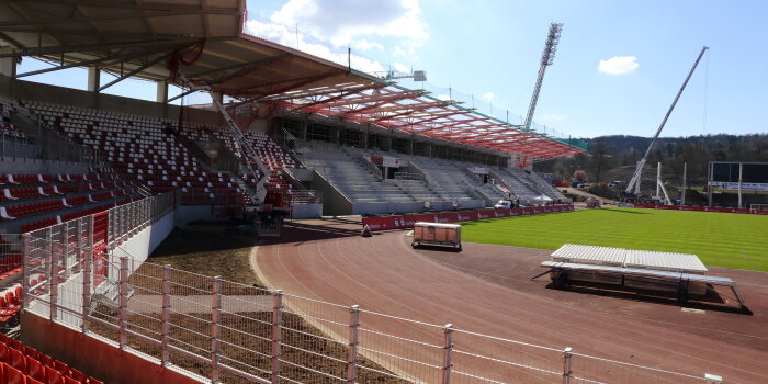 ein großes Sportfeld mit Sitzplätzen