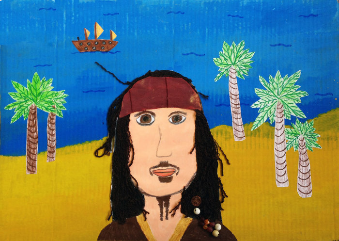 Im Vordergrund ist der Kopf des Titelhelden aus dem Film „Fluch der Karibik", im Hintergrund Strand, Palmen, Wasser und ein Schiff